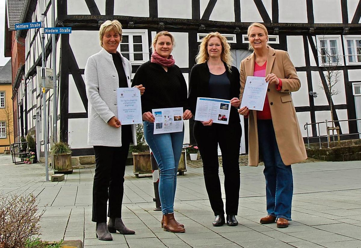 Freuen sich auf den Tag für pflegende und betreuende Angehörige (v.l.): Qigong-Lehrerin Birgit Liggesmeyer-Harthun, Anke Klare (Netzwerk Miteinander), Stefanie Luse (Stadt Rüthen) und Monika Nolte (Haus Buuck). Foto: Löseke