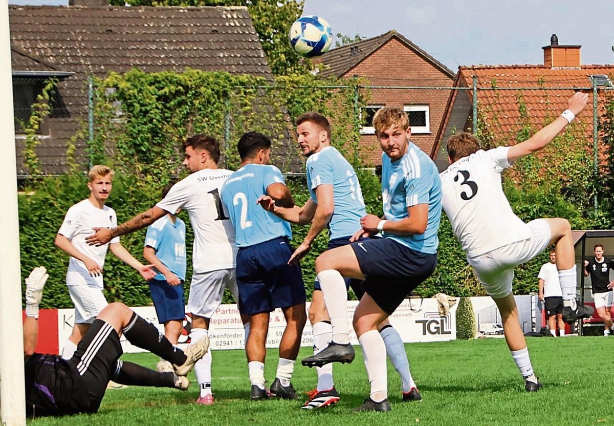 Welche Rolle spielt der Absteiger FC Mönninghausen (hellblaue Trikots) in der kommenden Saison? Noch scheint die Wessels-Truppe ein wenig unter dem Radar zu laufen. Denn als Meisterschafts-Mitfavorit wird sie nicht gehandelt. Aber wer weiß, was so alles passiert. Foto: Schnieder