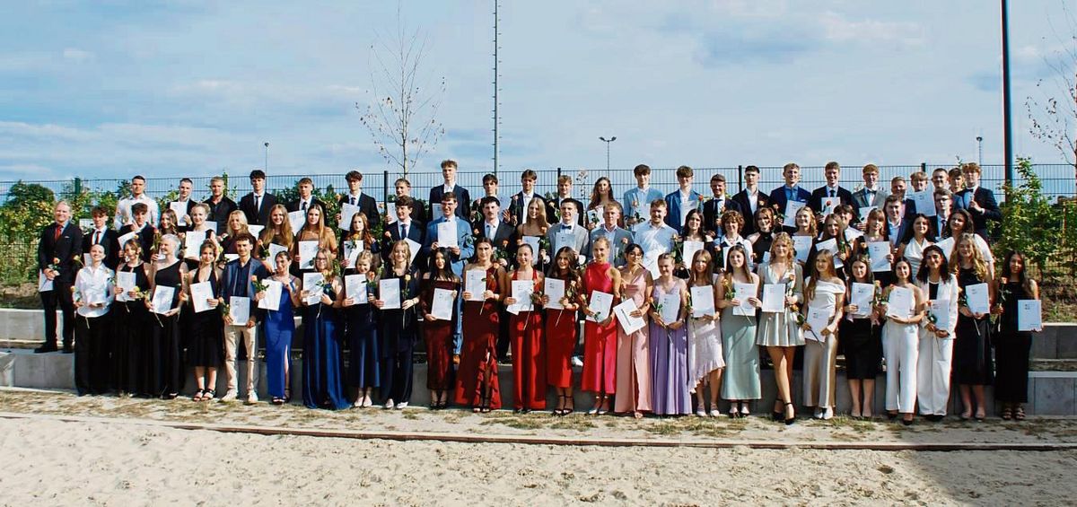 Abschied vom Evangelischen Gymnasium: Drei Absolventinnen und Absolventen erreichten die Traumnote 1,0, 32 weitere erzielten eine Eins vor dem Komma – ein starkes Zeichen für Leistungsbereitschaft und Disziplin.