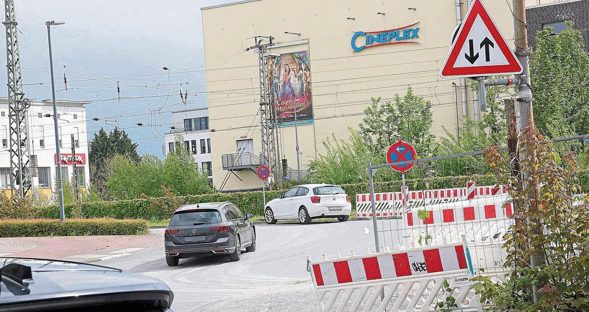 Das Verkehrszeichen oben rechts warnt Autofahrer, die aus der Bahnhofstraße in die Jakob-Koenen-Straße fahren, vor der neuen Gefahr des Gegenverkehrs. Bis die neue Regelung in den Köpfen aller Lippstädter verankert ist, wird es aber wohl noch ein wenig dauern. Übrigens: Auf Google-Maps wird diese Kurve spaßeshalber als Sehenswürdigkeit gelistet und „Lippstadt Eau Rouge“ genannt – in Anlehnung an eine besondere Kurvenfolge auf der berühmten Rennstrecke in Spa (Belgien). „Für mich die beste Kurve der Stadt“, heißt es in den Bewertungen. Foto: Puls