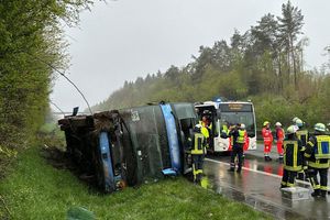 Ein Reisebus mit Schülern ist am Sonntagmorgen auf der Autobahn 45 im Sauerland umgestürzt. . - Foto: Berthold Stamm/dpa