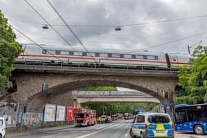 Viel Geduld mussten Fahrgäste eines liegengebliebenen ICEs haben, der am Montag in Köln strandete: Die letzten Fahrgäste konnten den Zug erst nach fünf Stunden und 20 Minuten verlassen. - Foto: Daniel Evers/dpa