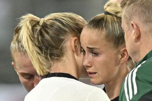 Ein Bild, das alles sagt: Für Giulia Gwinn ist die EM früh beendet. - Foto: Gian Ehrenzeller/KEYSTONE/dpa