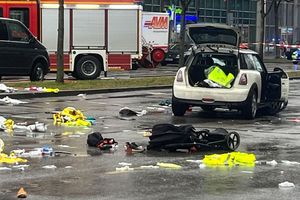 Mit seinem Auto überfuhr der Mann mehrere Menschen. (Archivbild) - Foto: Christoph Trost/dpa
