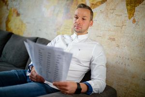 Der Weinheimer Nicolas Will stottert und übt täglich flüssiges Sprechen mit verschiedenen Übungen. - Foto: Uwe Anspach/dpa