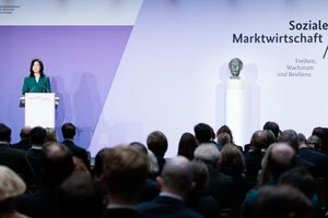 Die Büste Ludwig Erhards ist wieder da. - Foto: Carsten Koall/dpa