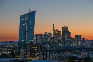Die EZB beaufsichtigt die größten Banken im Euroraum. (Archivbild) - Foto: Boris Roessler/dpa