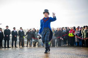 Der Eiswettenschneider gestikuliert am Ufer der Weser. - Foto: Sina Schuldt/dpa