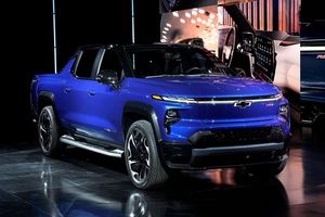 Mit Fahrzeugen wie dem Chevy Silverado EV wollte GM auch die in Amerika populären Pickups elektrifizieren. (Archivbild) - Foto: Paul Sancya/AP/dpa