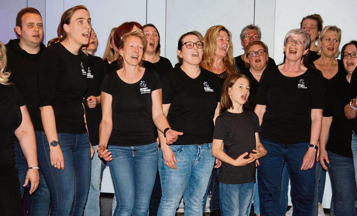 Über 20 Gäste sind dem Aufruf zur Mitsing-Aktion gefolgt. Mit einem Video wollen sie sich für den Auftritt beim Bosse-Konzert bewerben. Ruckzuck ist das Ding im Kasten. Fotos: Cordes