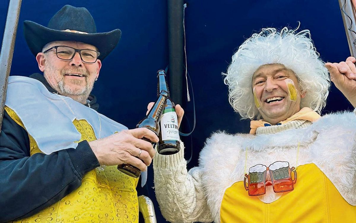 Zwei Pilsgläser auf Streifzug durch Dedinghausen – Prost! Die Teufelsgeiger sammeln traditionell Spenden für den guten Zweck. Fotos: Cegelski
