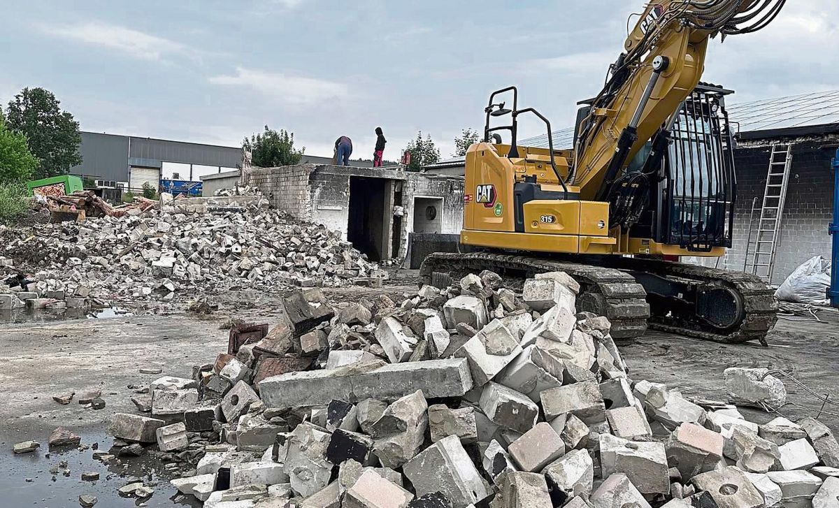 Nach dem vernichtenden Großbrand der etwa tausend Quadratmeter großen Lagerhalle von Meister Goldeinudel und Eierhandel Rudolf im Gewerbegebiet Hankerfeld laufen derzeit die Abbruch- und Aufräumarbeiten. Foto: S. Bsdurek