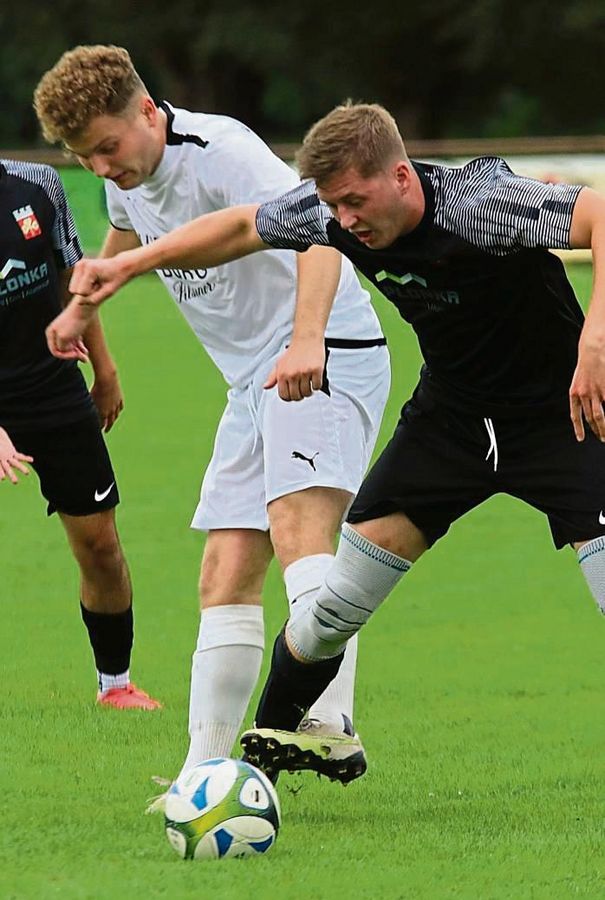 Die SG Verlar/Mantinghausen (in Weiß) ließ nichts unversucht, um gegen Salzkotten (in Schwarz) zumindest noch einen Punkt zu retten. Als die Gäste nach 82 Minuten aber auf 2:0 erhöhten, war das die Vorentscheidung. Foto: Wiegand