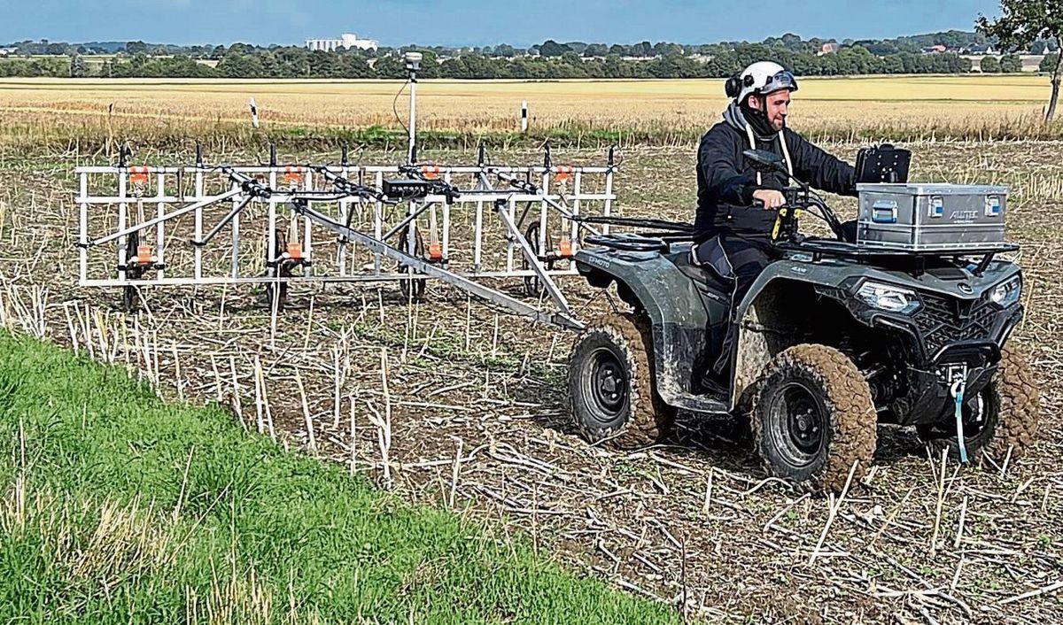 Mit Quad und Magnetsonden wird das Gebiet entlang der Rüthener Straße und dem Fliegerhorst abgesucht. Foto: A. Bsdurek