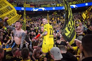 Dortmunds Marco Reus (M) jubelt mit den mitgereisten Fans über den Einzug ins Champions-League-Finale. - Foto: Robert Michael/dpa