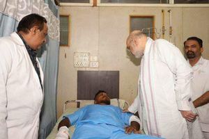 Das vom indischen Innenministerium herausgegebene Foto zeigt Innenminister Amit Shah bei einem Treffen mit dem Überlebenden des britischen Flugzeugabsturzes, Vishwash Kumar Ramesh, in einem Krankenhaus in Ahmedabad. - Foto: Indian Ministry of Home Affairs/dpa