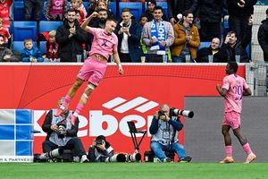 Torschütze Tim Lemperle (l.) jubelt nach seinem Tor gegen Heidenheim. - Foto: Uwe Anspach/dpa