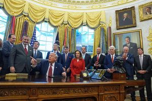 US-Präsident Donald Trump hält nichts von den Kraftstoffverbrauchsvorgaben seines Vorgängers Joe Biden. - Foto: Evan Vucci/AP/dpa