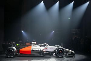 Lackierungsgeheimnis gelüftet: Der Rennwagen R26 von Audi Revolut für die Formel 1 wurde von Scheinwerfern beleuchtet. - Foto: Soeren Stache/dpa