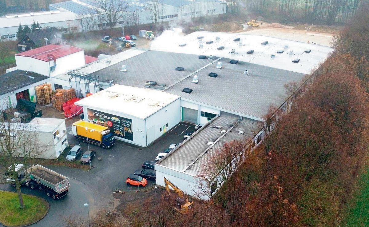 Die Gütersloher Großbäckerei-Gruppe Mestemacher investiert am Standort ihrer Tochtergesellschaft Modersohn in Benninghausen aktuell mehr als 7,2 Millionen Euro. Dafür entstehen in nördlicher Richtung neue Büros und mehr Lagerfläche. Foto: www.j-drohnenflug.de