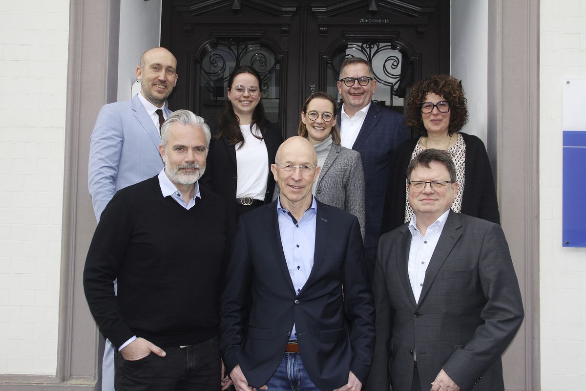 Heimische Unternehmer geben Einblicke in ihre Branche: Von der Redaktion befragt wurden (v.l. vorne): Johannes Lehde, Christoph Dahlmann, Stefan Severin, (hinten, v.l.) Jörg Nolte, Friederike Menge, Gabriele Staats, Andreas Knappstein und Julia Wulf. 