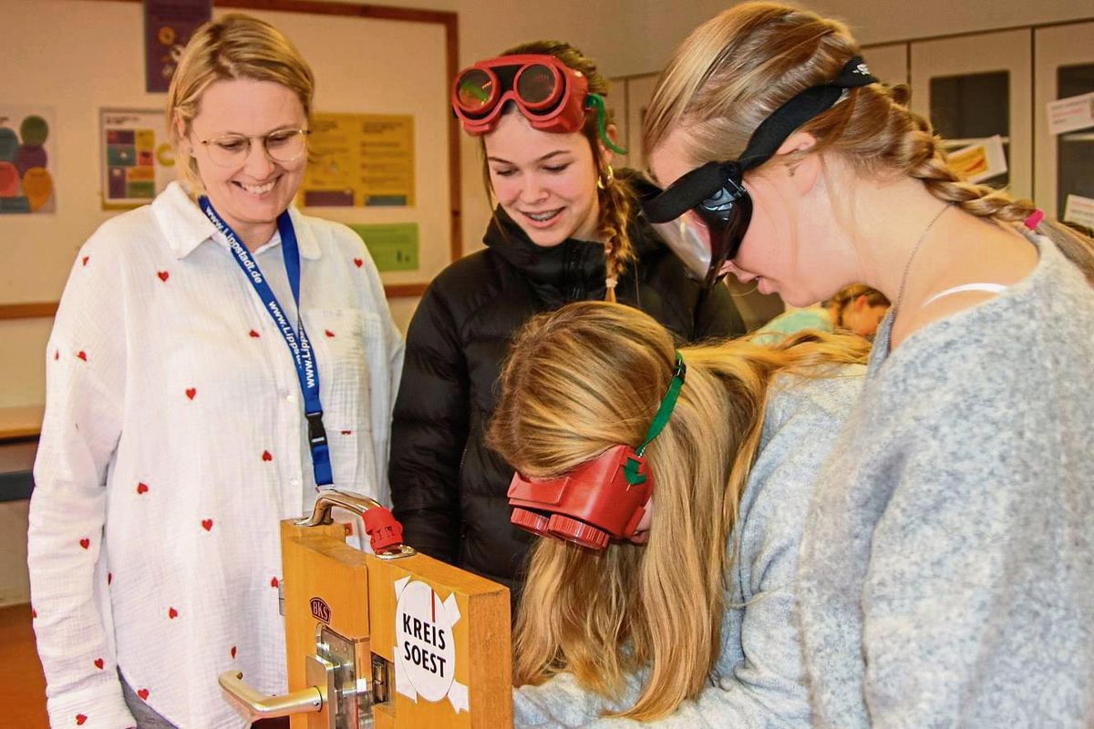 Mit Hilfe einer Spezialbrille erfahren die Teilnehmerinnen des Mädchenaktionstags, wie Alkohol die Wahrnehmung verändert.