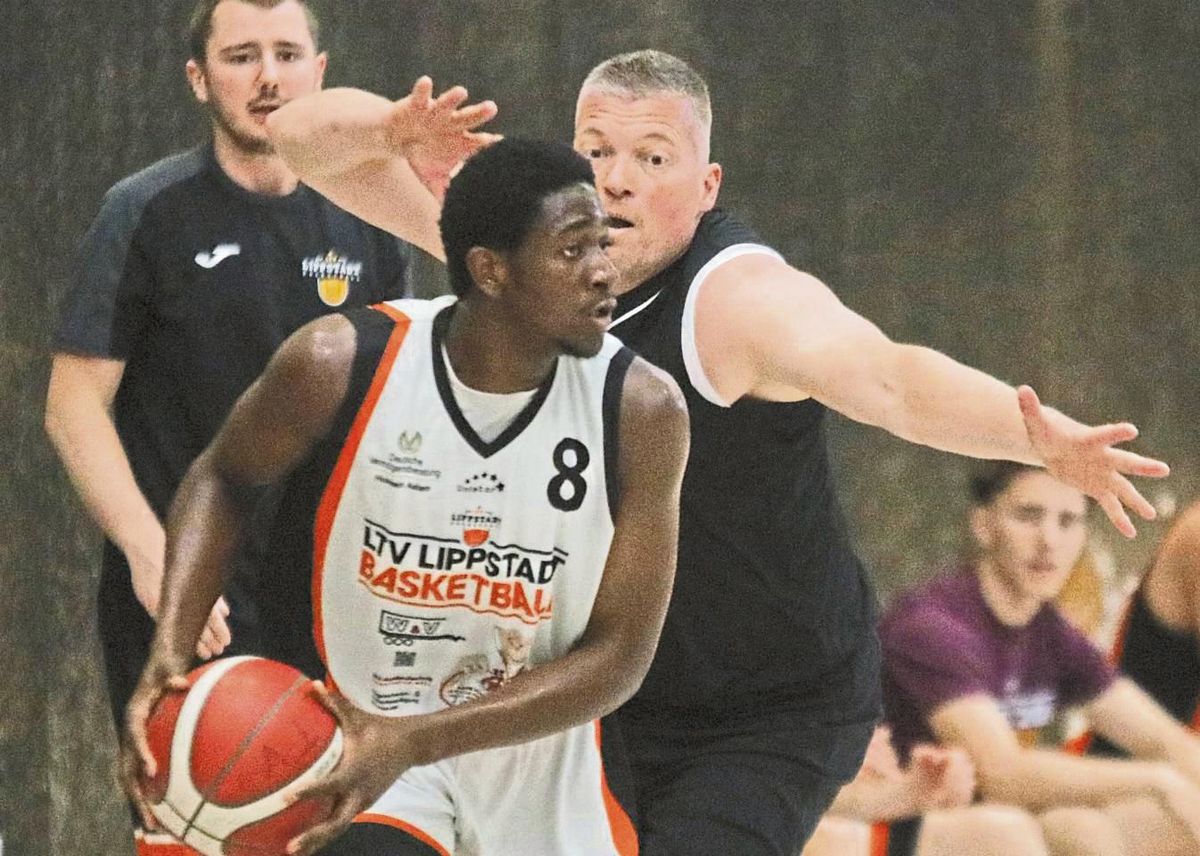 Dominik Kleinschmidt (r.) spielt in der deutschen Ü45-Basketball-Nationalmannschaft. 