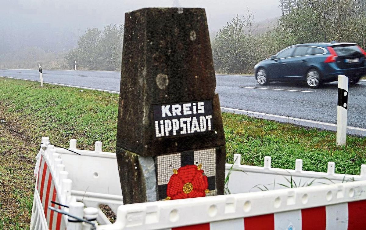 Der Grenzstein zwischen Brilon und Rüthen wurde deutlich sichtbar abgesichert. Fotos: Stallmeister