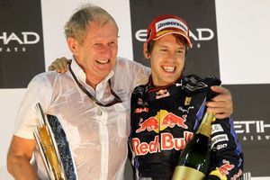 Sebastian Vettel (r) im Jahr 2010 mit Helmut Marko. - Foto: Jens Büttner/DPA/dpa/Archiv