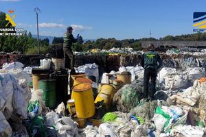 Es geht um mindestens 41.000 Tonnen Plastikmüll. (Foto Handout) - Foto: --/Guardia Civil /dpa