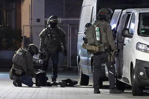 Auch mit SEK-Beamten suchte die Polizei in vier Gladbecker Wohnungen nach Waffen. - Foto: -/tv7News/dpa