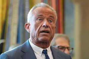 US-Gesundheitsminister Kennedy Jr. kritisiert die deutsche Regierung wegen Strafverfahren im Zusammenhang mit der Corona-Pandemie. (Archivbild) - Foto: Evan Vucci/AP/dpa