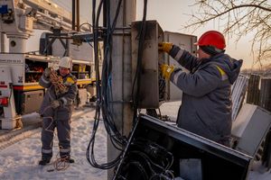 Elektriker in Kiew kämpfen um eine Wiederherstellung der Stromversorgung. - Foto: Dan Bashakov/AP/dpa