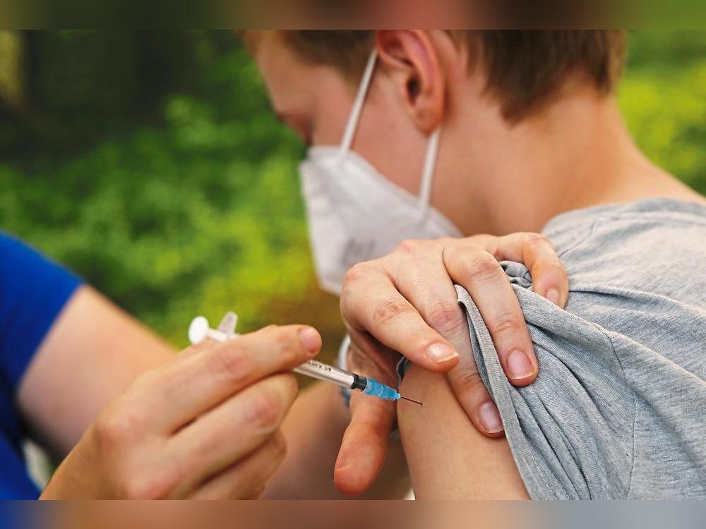 Nach der Empfehlung der Stiko, auch Kinder und Jugendliche ab 12 Jahren gegen Corona impfen zu lassen, sehen sich das Impfzentrum Kreis Soest und die Kinderärzte im Altkreis Lippstadt gut vorbereitet. Foto: dpa