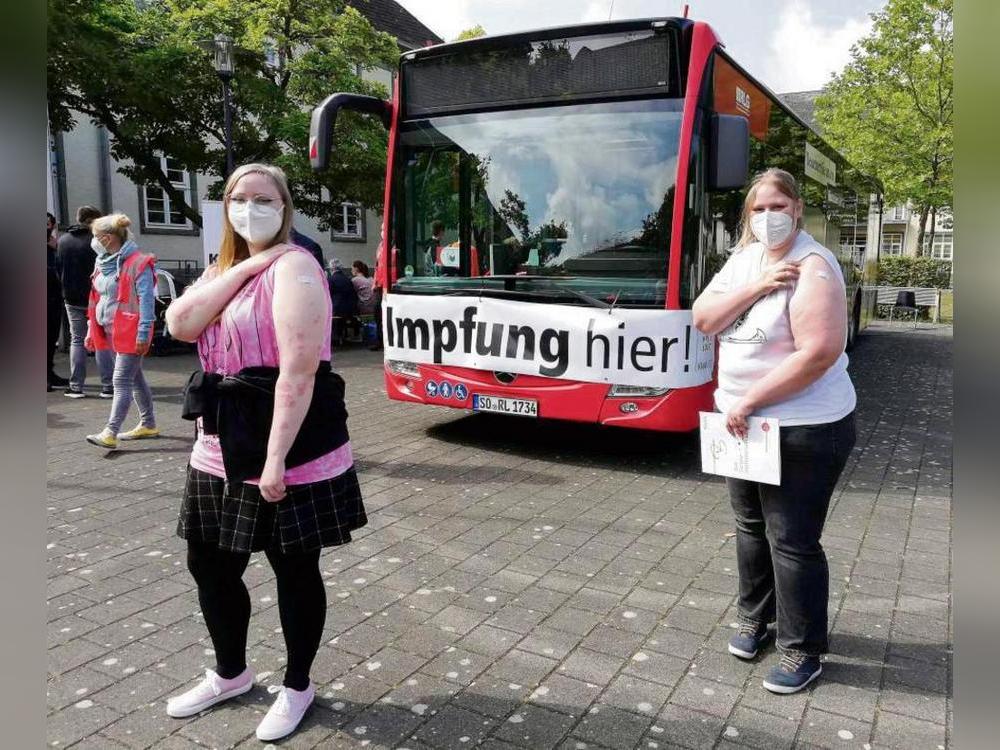 Die Schwestern Angelika (l.) und Jennifer Glowienke haben sich am Dienstag im Impfbus des Kreises ihre erste Schutzimpfung abgeholt.Foto: Puls