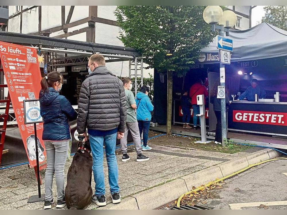 In Lippstadt stehen in der Innenstadt noch mehrere Testzentren zur Verfügung – zum Beispiel am Café Einstein. Die Kosten für einen Schnelltest liegen im Kreis Soest im Schnitt bei rund 14 Euro. Foto: Bsdurek