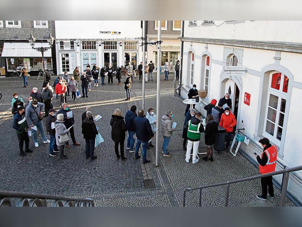 Impf-Aktion im Rathaus: Die Schlange ist lang. Foto: Rückert