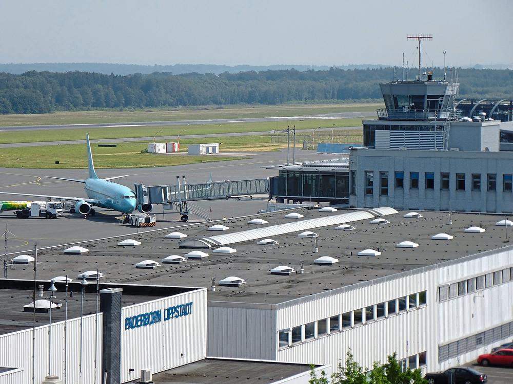 Am Nachmittag wird eine Bundeswehrmaschine aus Bayern mit schwer erkrankten Corona-Patienten in Ahden landen. Foto: Niggenaber 