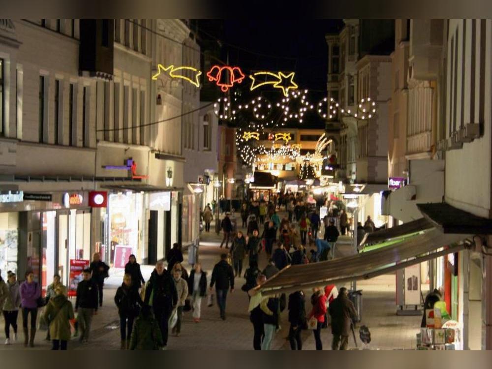 Licht und Leute: Im Weihnachtsgeschäft kommen auf den Handel in diesem Jahr erneut Einschränkungen zu. Foto: Archiv