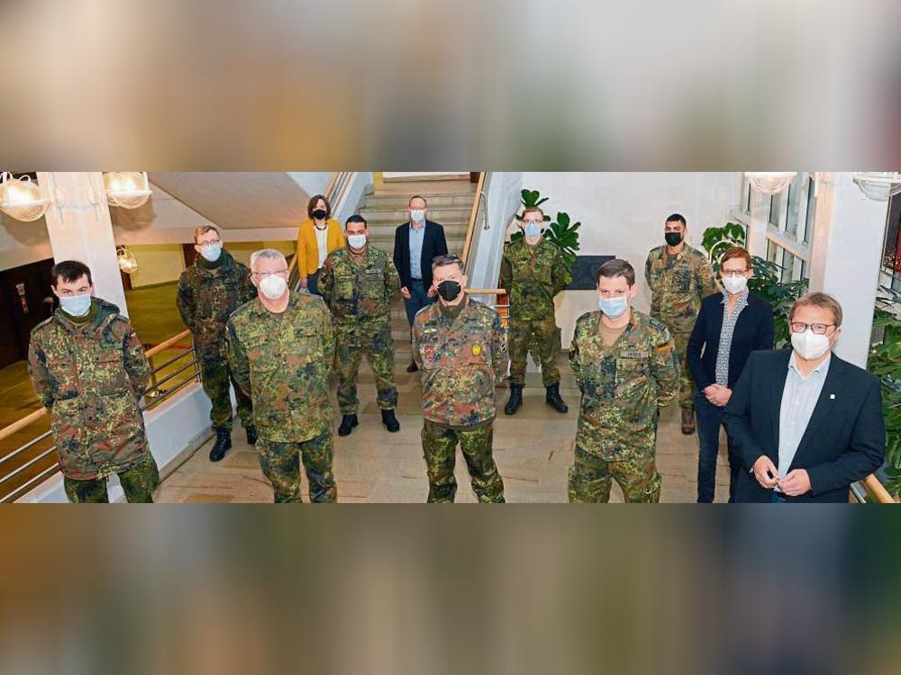 Kreisdirektor Volker Topp (r.) und Dezernentin Ricarda Oberreuter (2. v. r.) haben acht Soldaten der Bundeswehr aus Ahlen unter Leitung von Oberfeldwebel Tobias Herzig (4. v. r.) begrüßt, die bei der Kontaktpersonenverfolgung unterstützen werden. Foto: Weinstock (Kreis Soest)