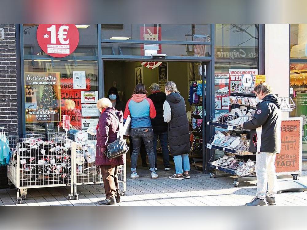 Kurzes Warten wegen der Kontrolle von Impf- oder Genesenennachweis: Ein Bild aus der Lippstädter Fußgängerzone am Montag. Die meisten Kunden nehmen’s gelassen.