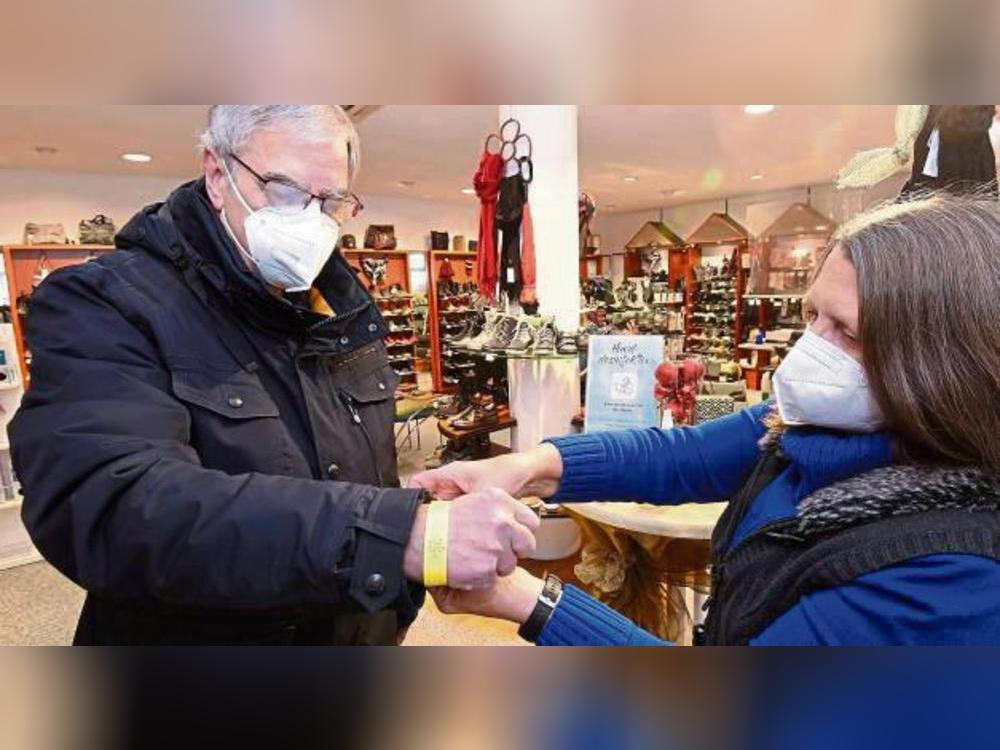 In Bad Sassendorf werden die Kontrollbändchen schon seit Anfang der Woche ausgegeben.Foto: Dahm/