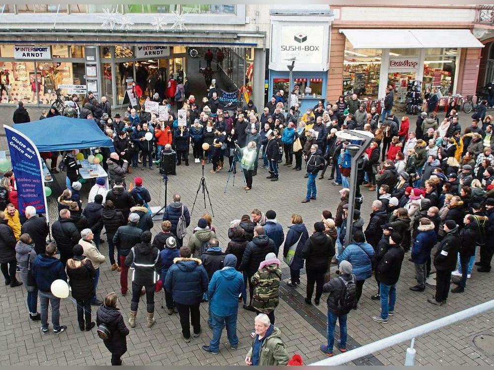 Zu einer Kundgebung und Mahnwache hatte die Bürgerinitiative Grundrechte Lippstadt jetzt an den Bernhardbrunnen gebeten – und via Einladung in den sozialen Netzwerken mehr als 150 Teilnehmer mobilisiert. Fotos (2): Wissing 