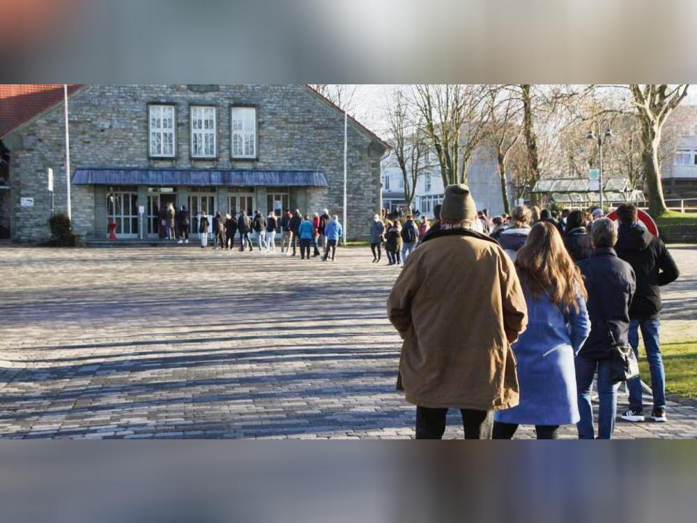 Rund 70 Personen warteten am Montag um 12 Uhr auf den Einlass ins Bürgerhaus.