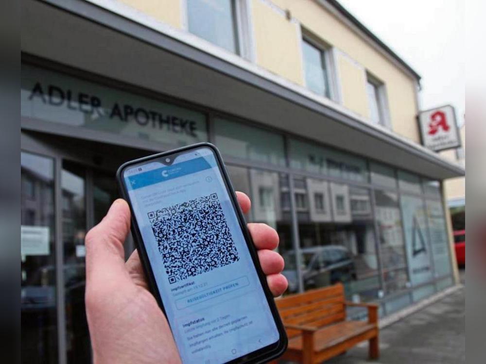 Für Fälscher wird es immer schwieriger, einen digitalen Impfnachweis in den Apotheken zu ergattern: Künftig wird auch die Chargennummer überprüft.foto: Theis