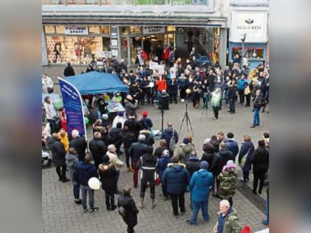 Jetzt ermittelt die Staatsanwaltschaft wegen fahrlässiger Körperverletzung bzw. fahrlässiger Tötung gegen den Esbecker Hausarzt, der bei der Demo gegen Corona-Maßnahmen gegen Impfungen eintrat.