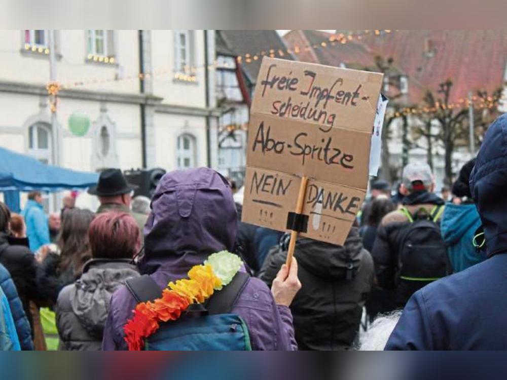 Die anwesenden Teilnehmer sprachen sich vorm Rathaus gegen einen „vorherrschenden Impfzwang“ aus.Foto: Puls