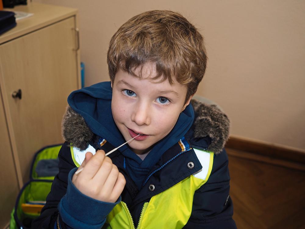 Das regelmäßige Testen gehört zum Schulalltag. In der Rüthener Nikolausschule stört Sebastian aus der 3c sich nicht am Lollitest. 