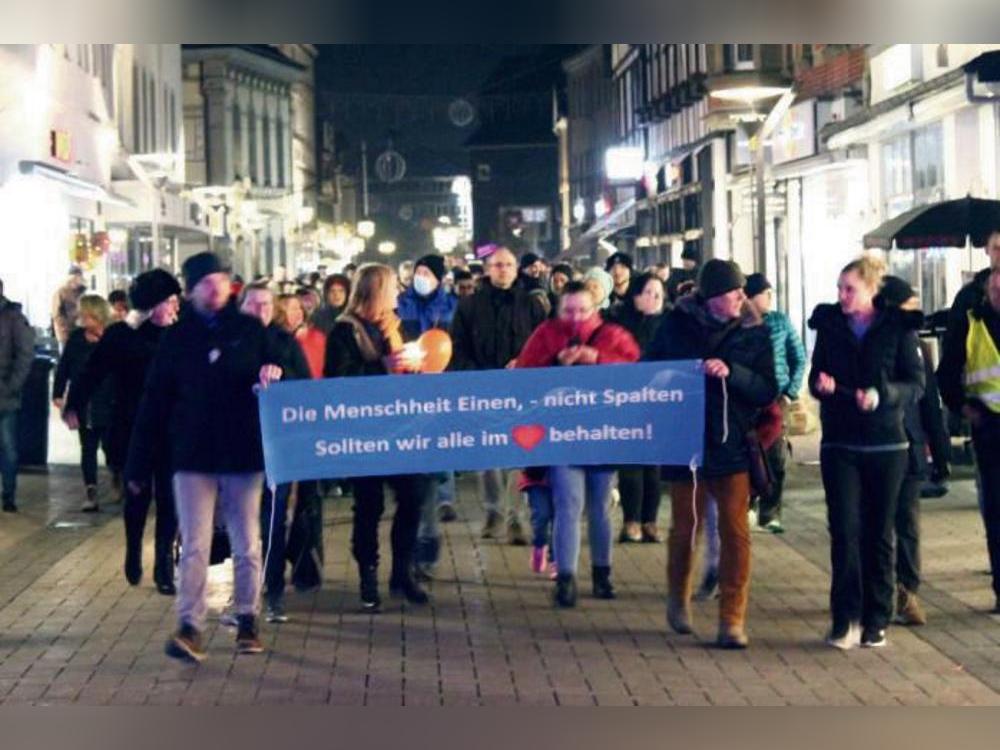 700 Querdenker zogen am Montagabend durch die Stadt. Lippstadts AfD-Fraktionschef war "als Privatperson" auch mit dabei. Weitere Vertreter des rechten Lagers sind den Protestbewegungen zudem eindeutig zuzuordnen. Foto: Puls