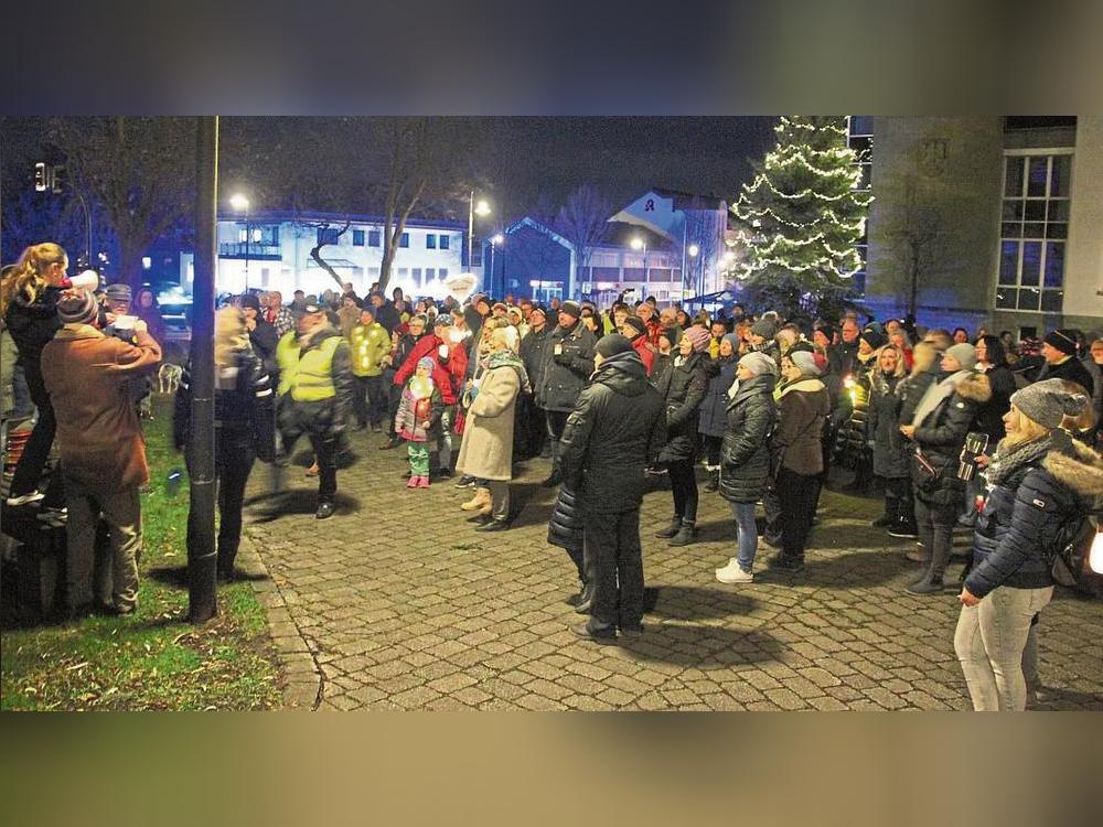  Protest gegen die Corona-Maßnahmen: Rund 120 Menschen versammeln sich am Dienstagabend auf dem Rathausvorplatz in Anröchte. Fotos: Otten